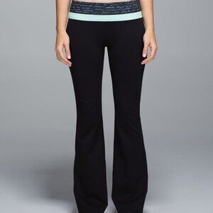 Lululemon Groove Pants in Black / Manifesto Script Black Ghost / Toothpaste